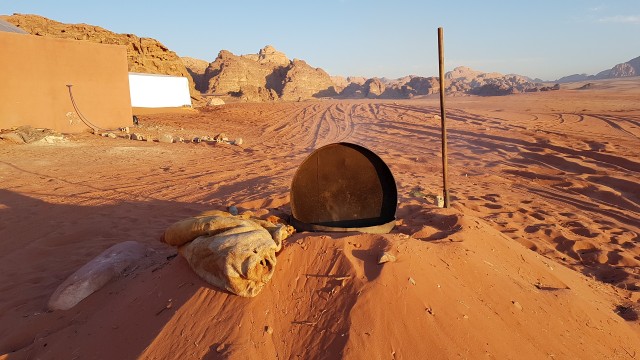 Grillstelle in der Wüste Wadi Rum in Jordanien