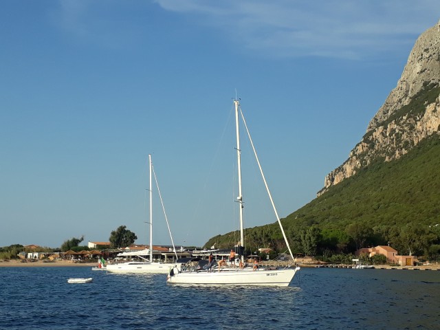 Yacht vor Insel La Tavolara, Sardinien